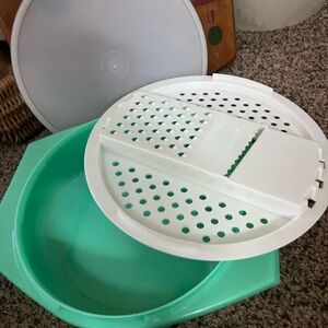 Tupperware Vintage Jadeite Green Bowl Grate & Store Cheese Grater With Lid